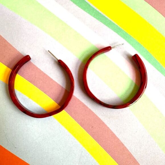 Red marbled lucite hoop earrings - Picture 5 of 8